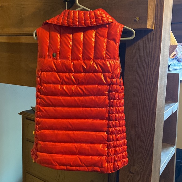 Neve vest. Barely worn and in good condition! - Picture 2 of 2
